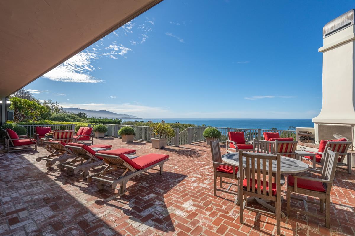 Commanding Views. Uncompromising Luxury.