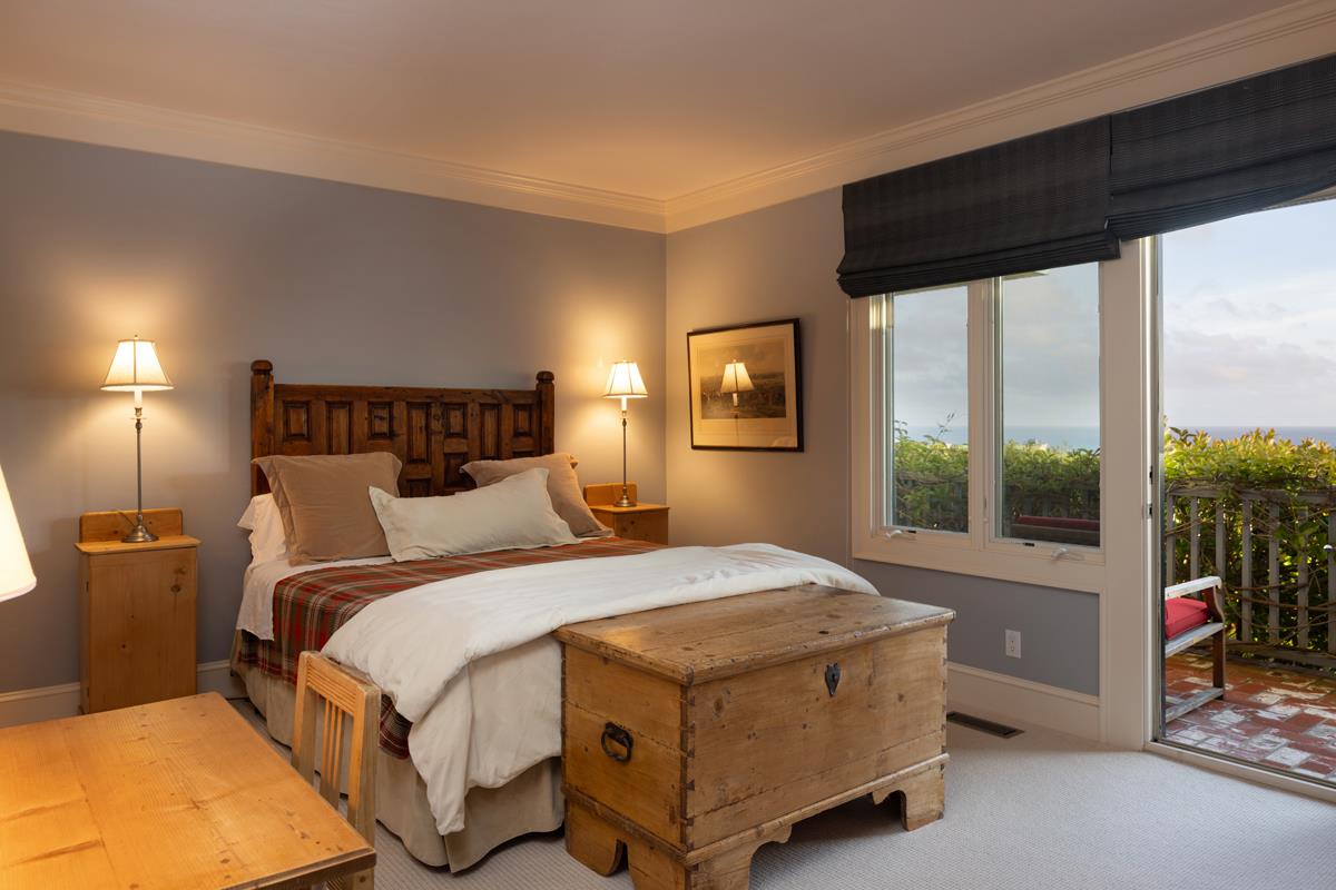 Commanding Views. Uncompromising Luxury.