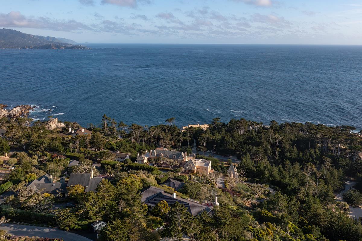 Commanding Views. Uncompromising Luxury.