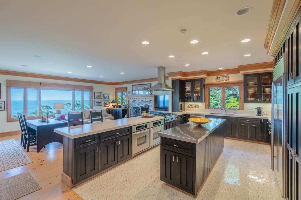 Commanding Views. Uncompromising Luxury.