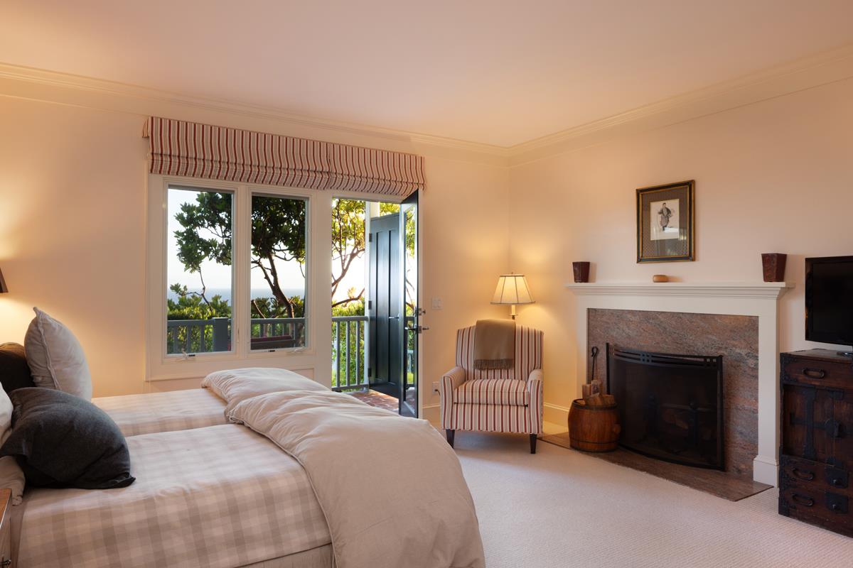 Commanding Views. Uncompromising Luxury.