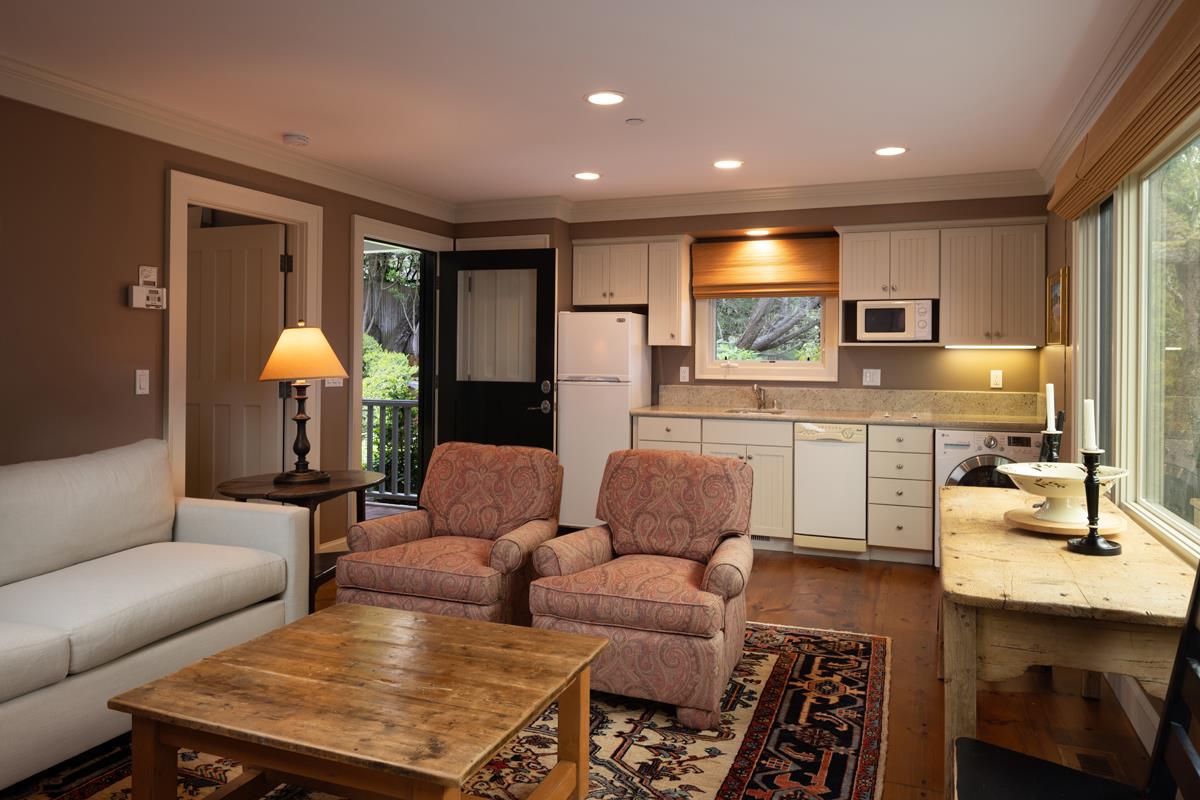 Commanding Views. Uncompromising Luxury.