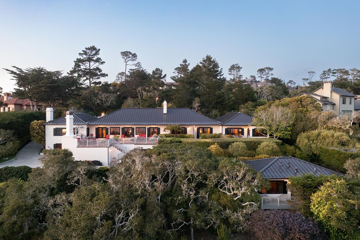 Commanding Views. Uncompromising Luxury.