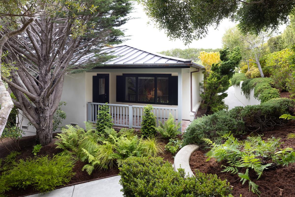 Commanding Views. Uncompromising Luxury.