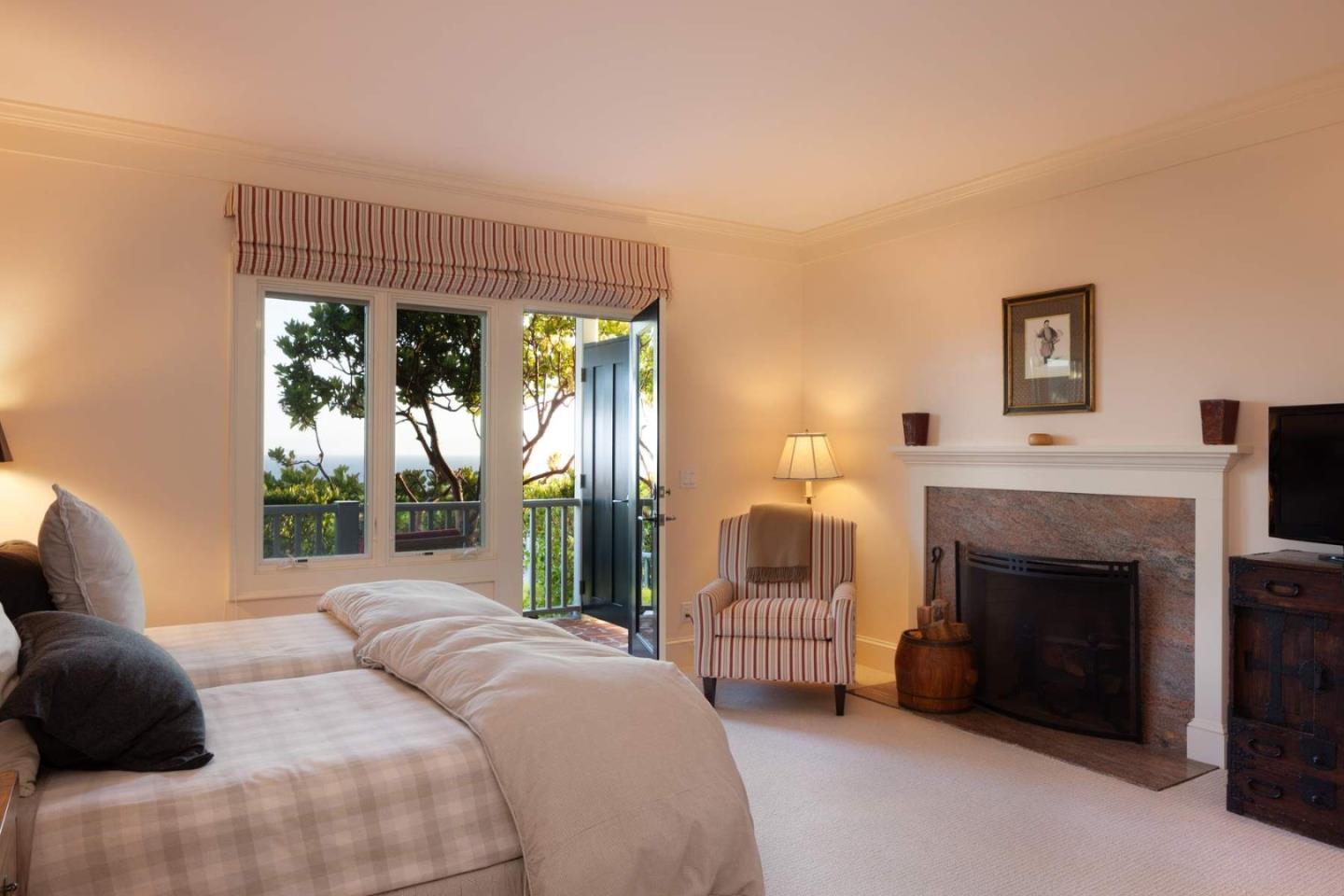 Commanding Views. Uncompromising Luxury.