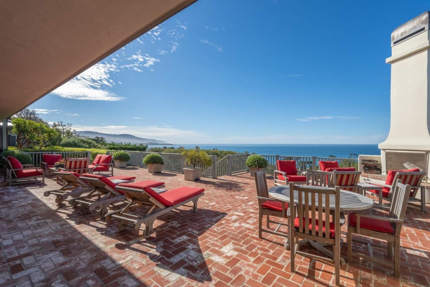 Commanding Views. Uncompromising Luxury.