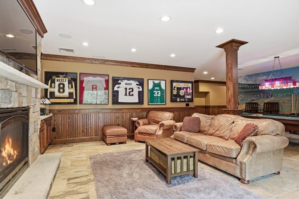 20 Tarbox Ln