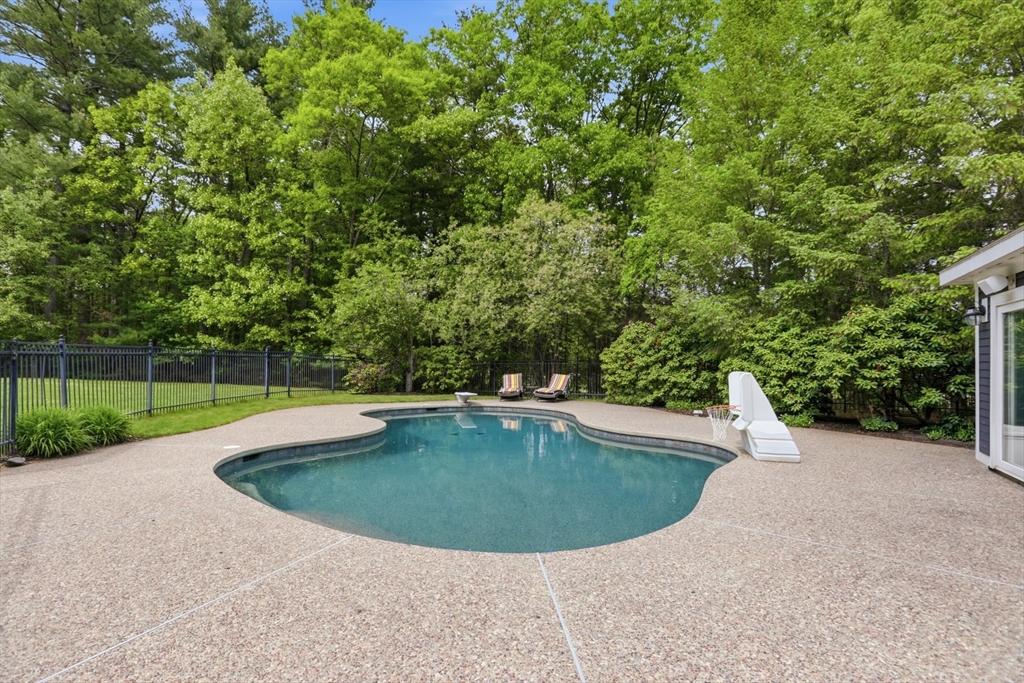 20 Tarbox Ln