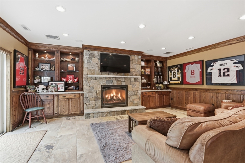 20 Tarbox Ln