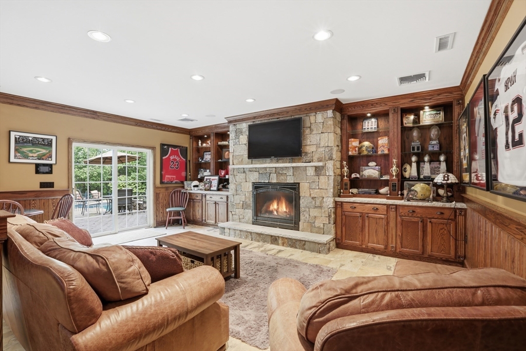 20 Tarbox Ln
