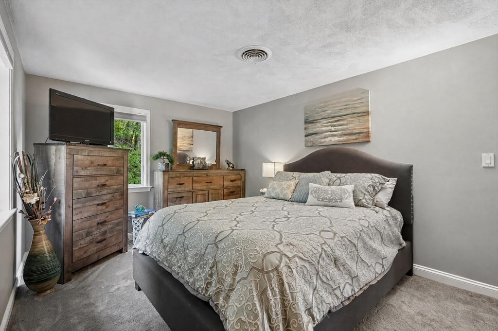 4 Waldingfield Ln