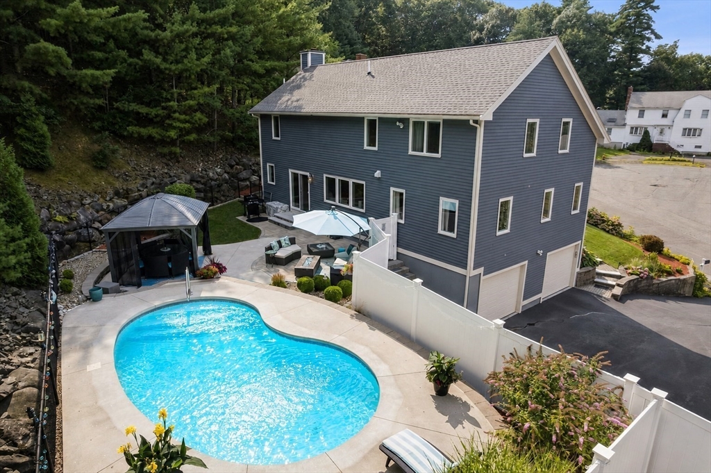 4 Waldingfield Ln