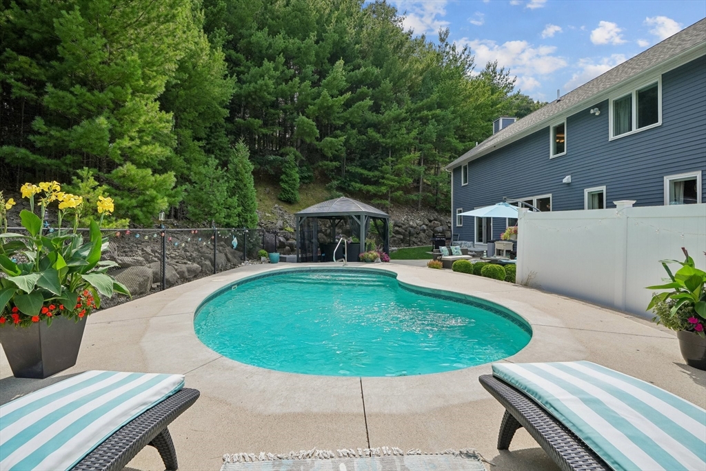4 Waldingfield Ln
