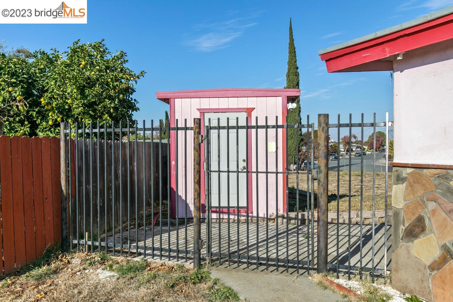 2220 Crestview Dr