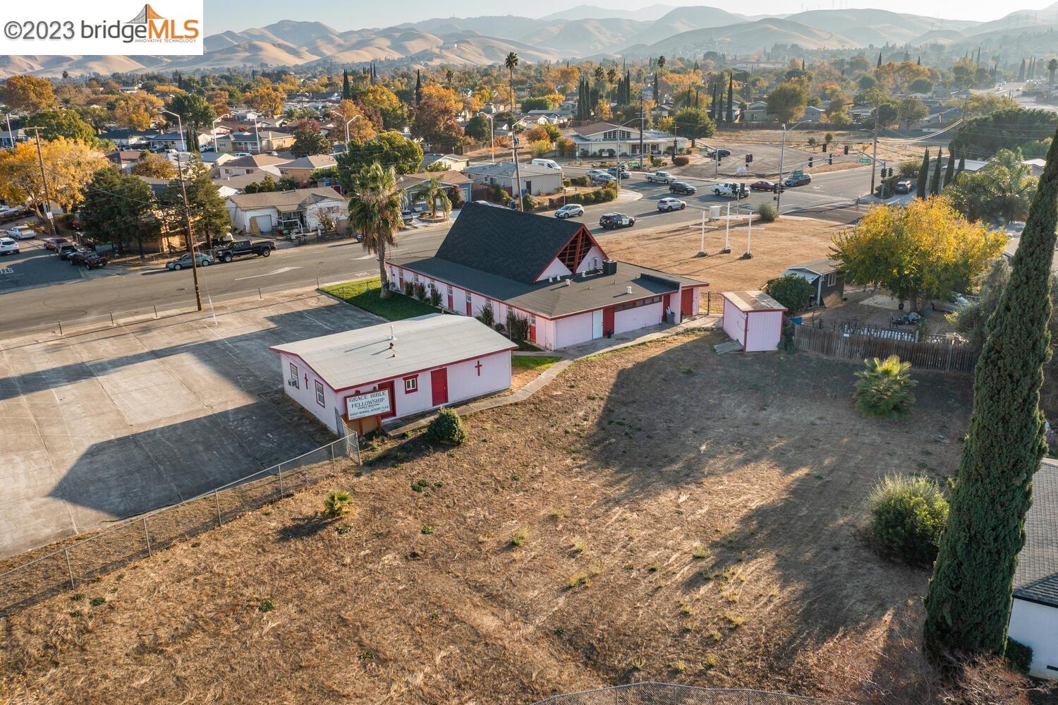 2220 Crestview Dr