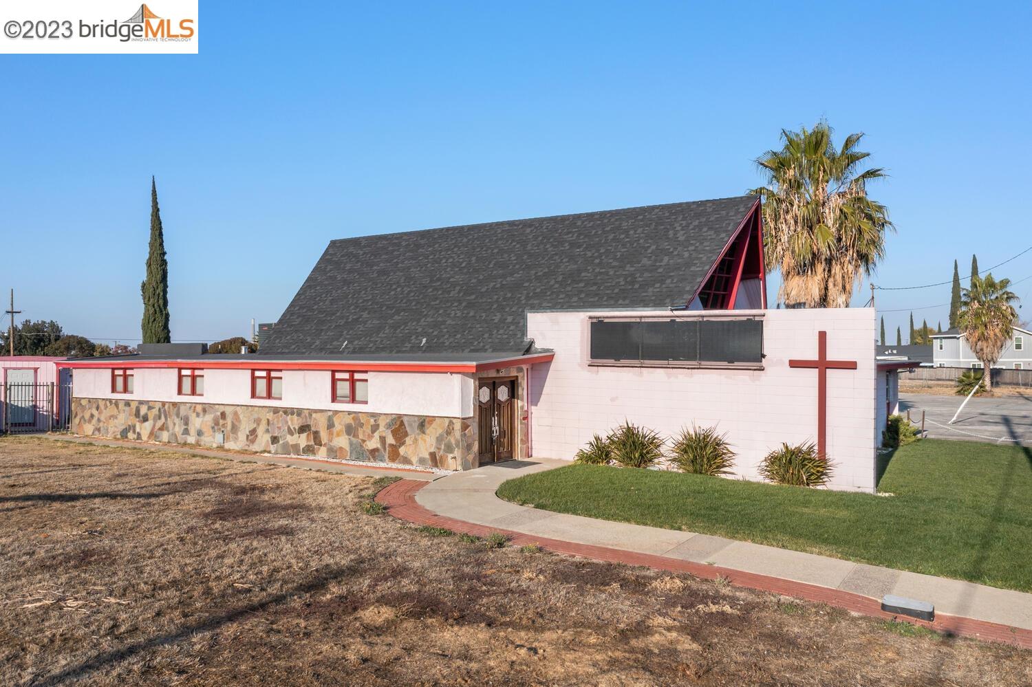 2220 Crestview Dr