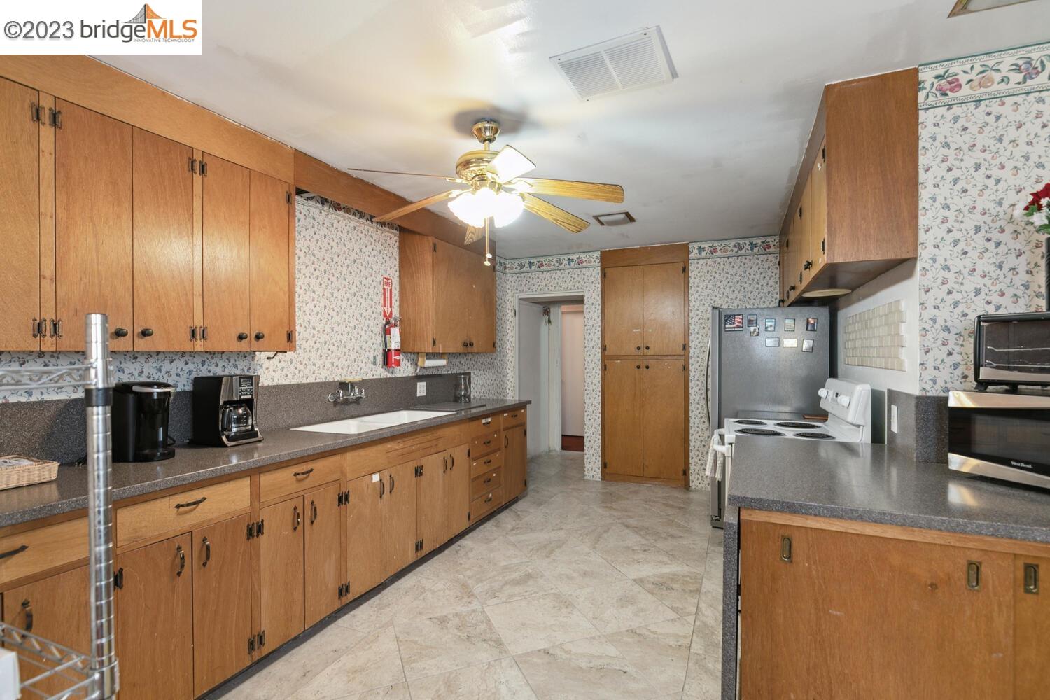 2220 Crestview Dr