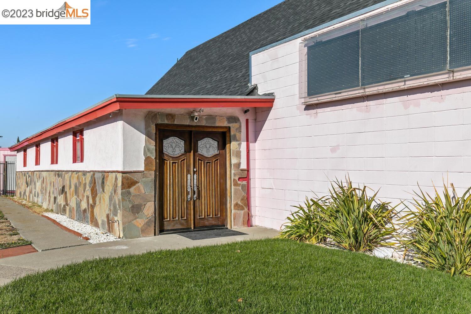 2220 Crestview Dr