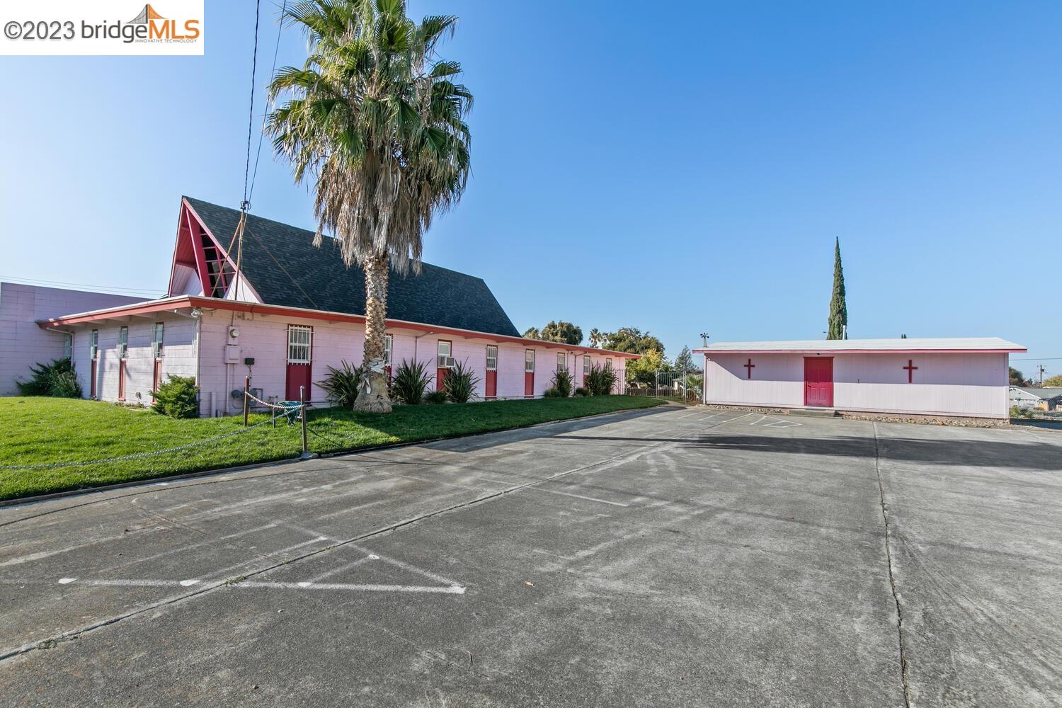 2220 Crestview Dr
