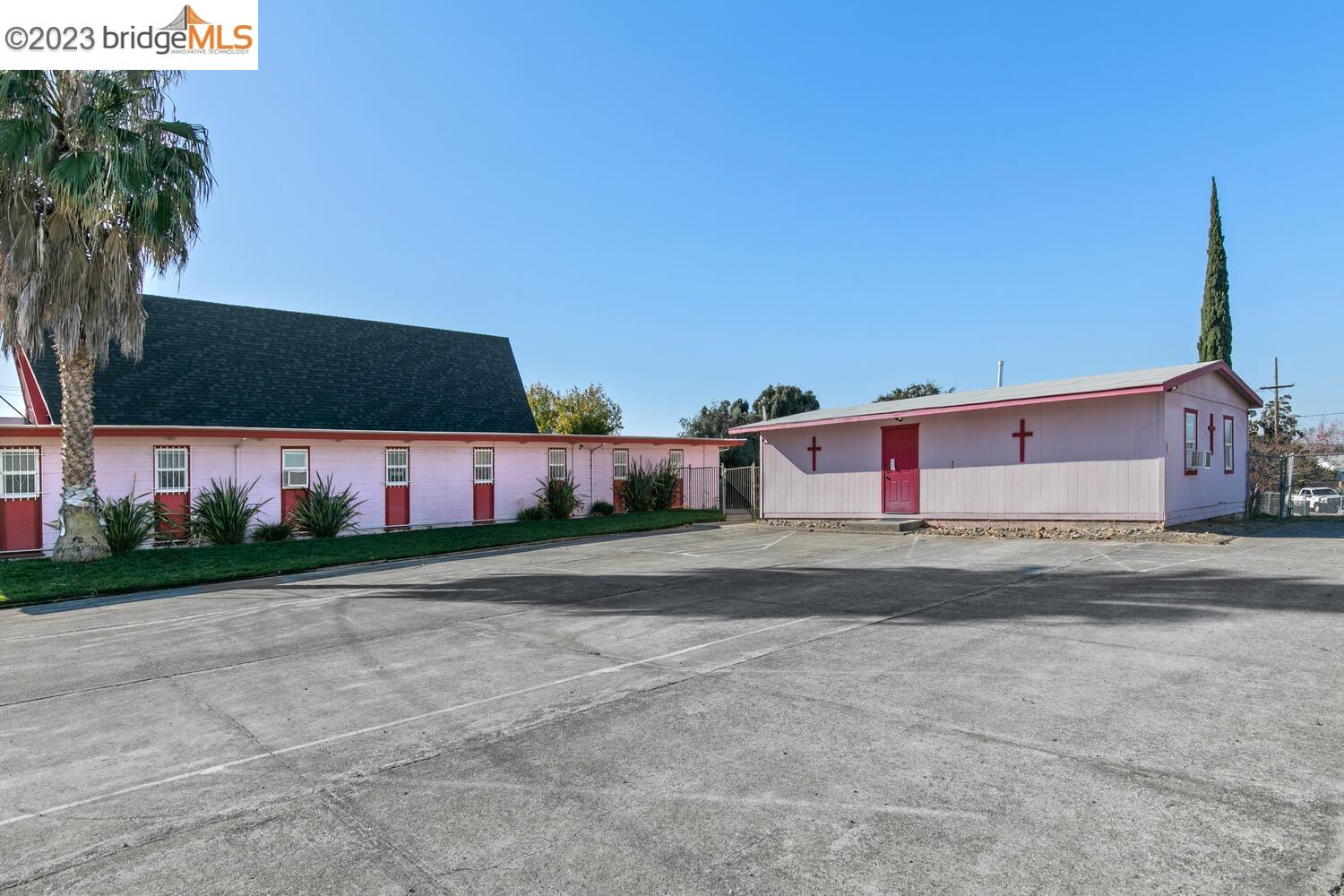2220 Crestview Dr