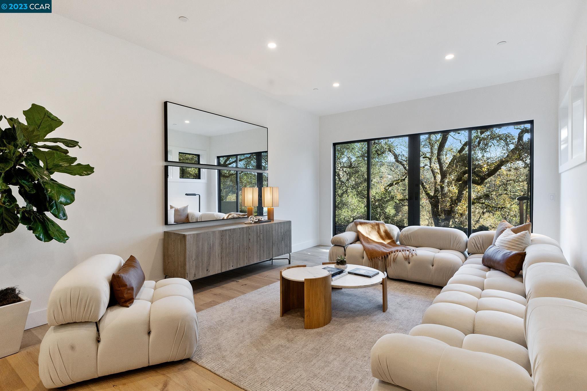 1161 Oleander Dr