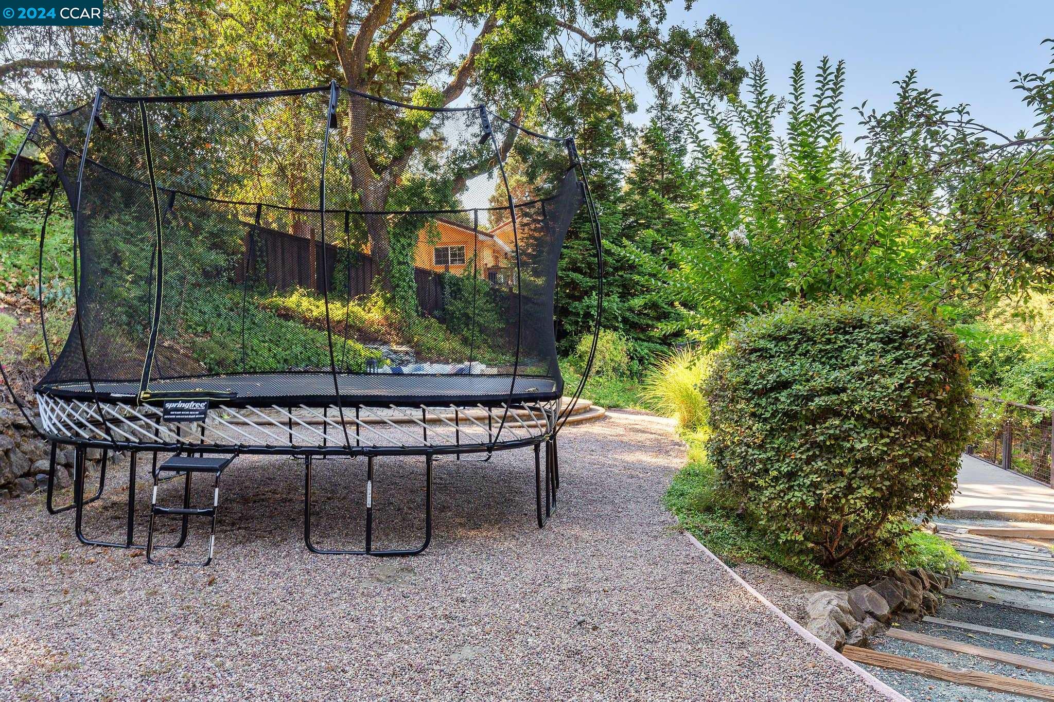 32 Crest Rd