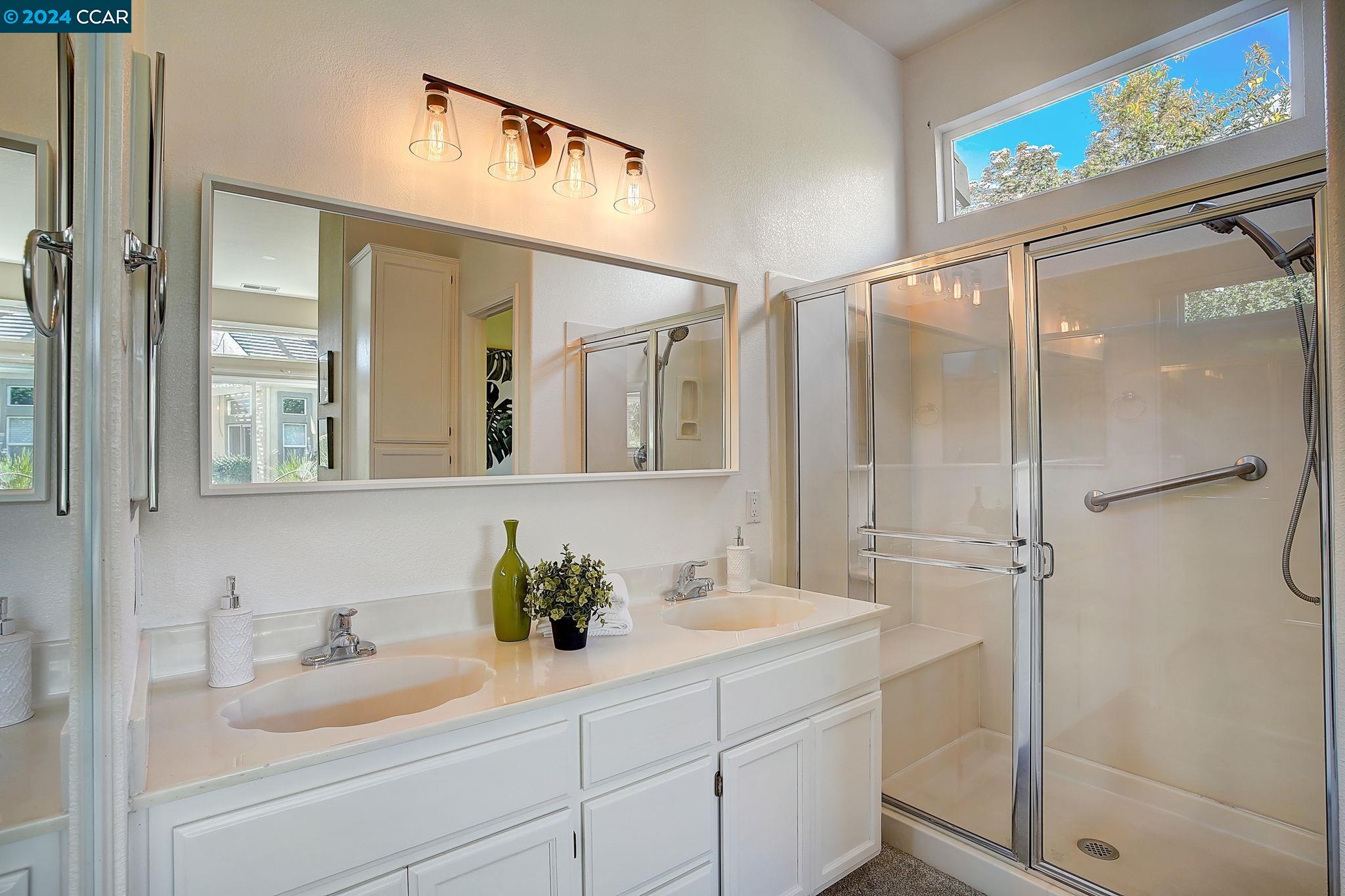 1690 Roxbury Way