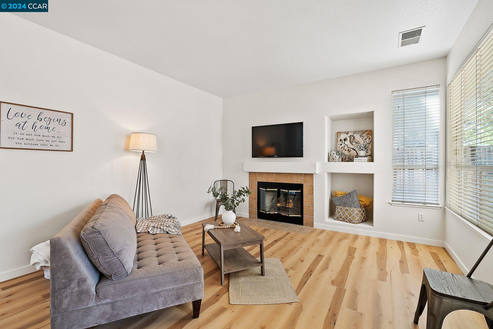 699 Canyonwood Ct