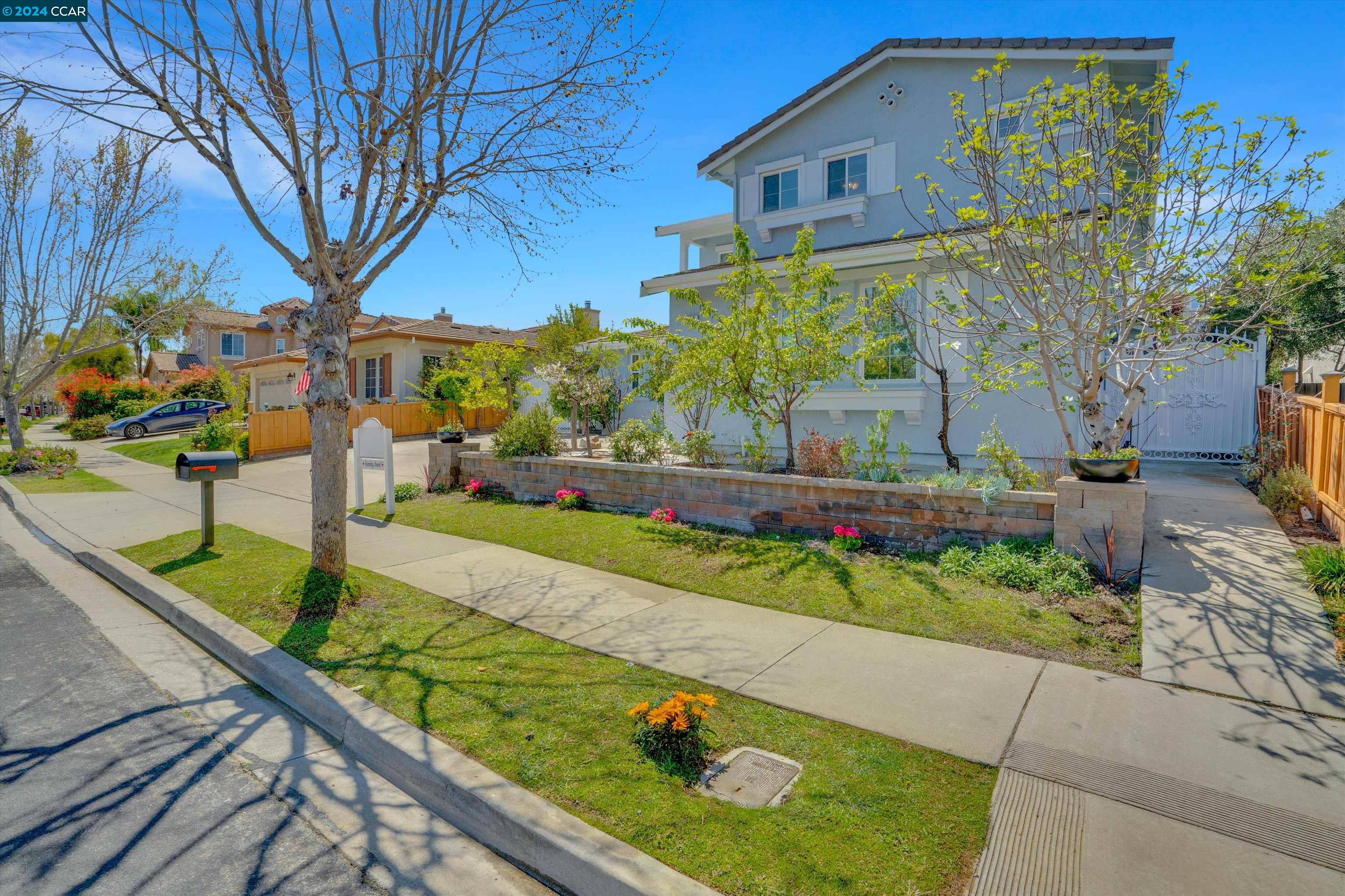 325 Foothill Dr