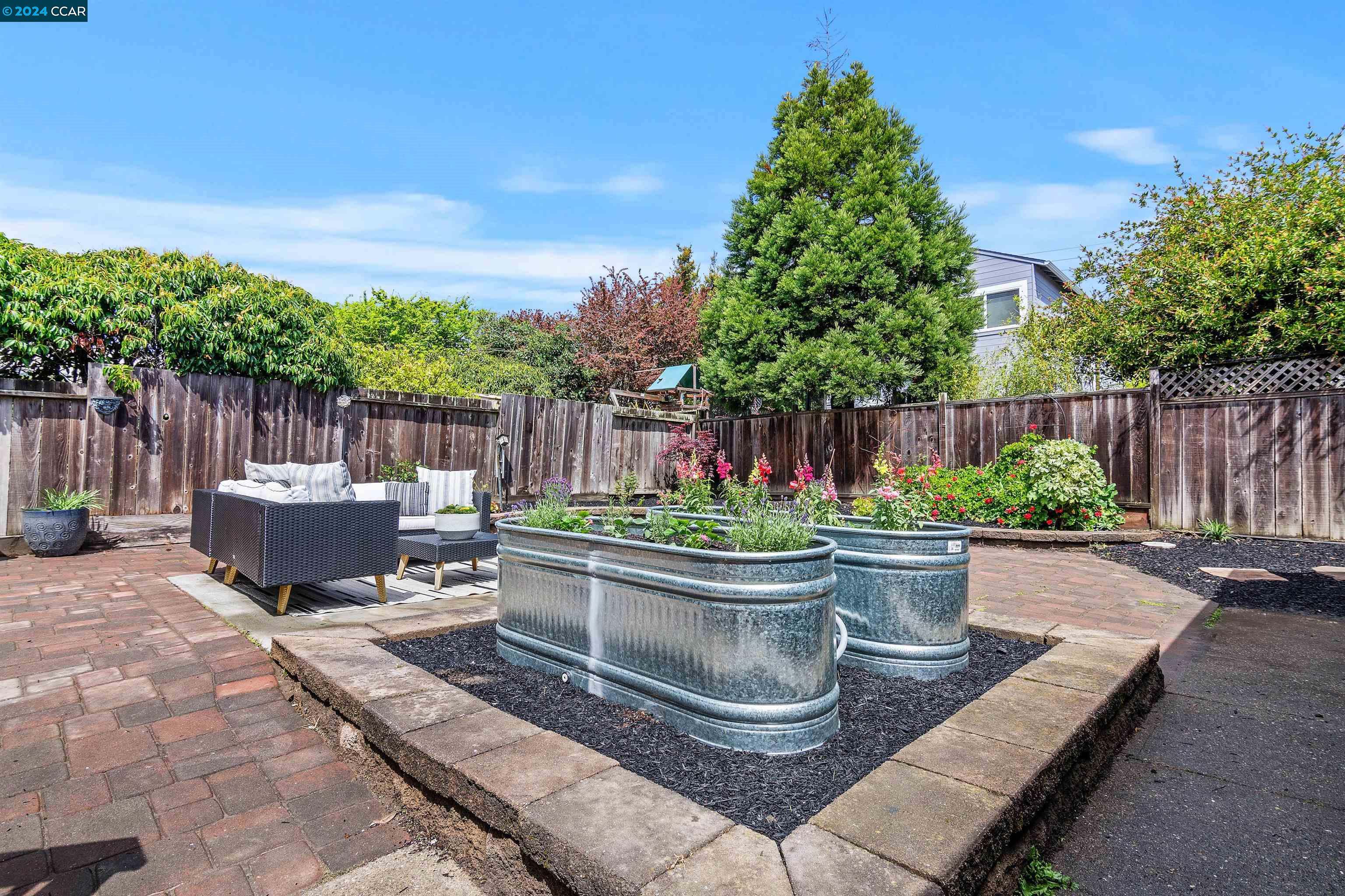 606 Elm St
