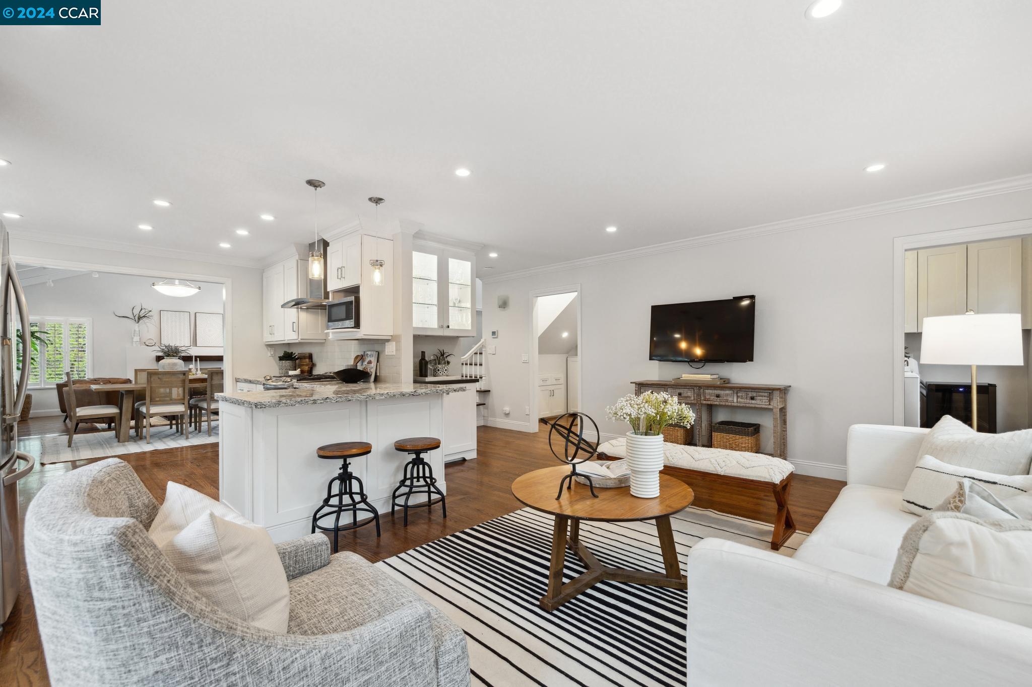 1013 Via Roble