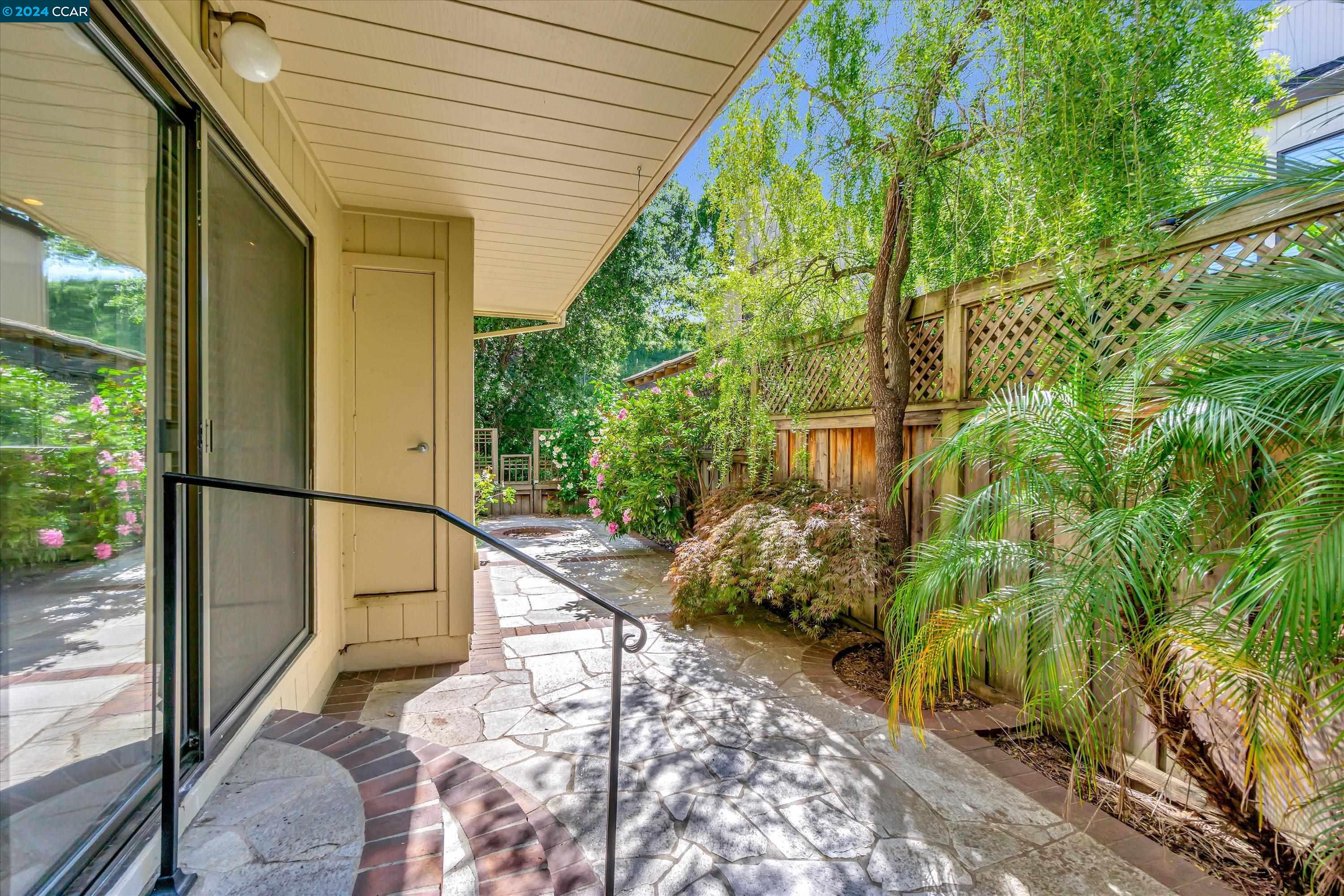 1821 Lamplight Ct