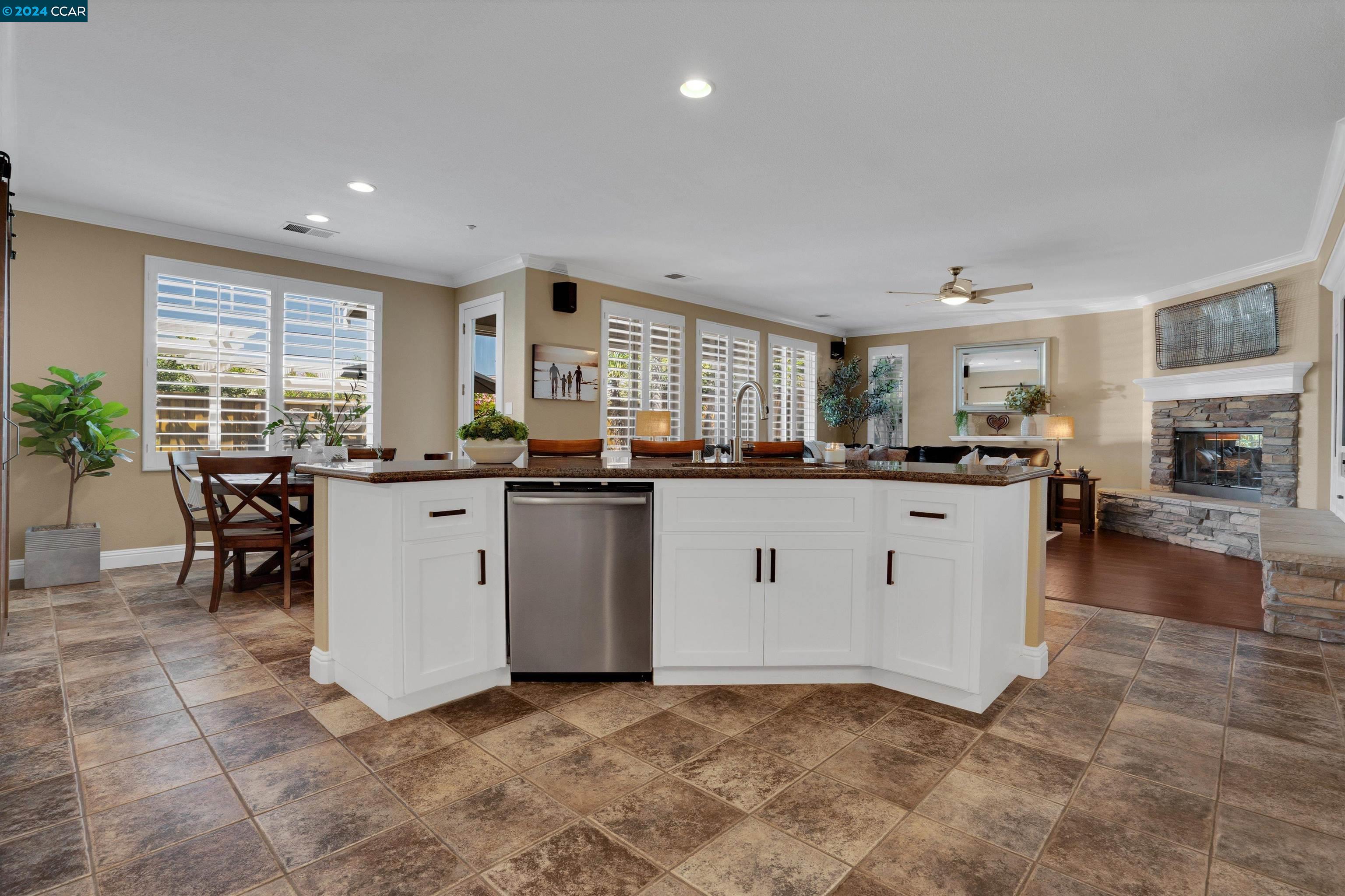 147 E Country Club Dr