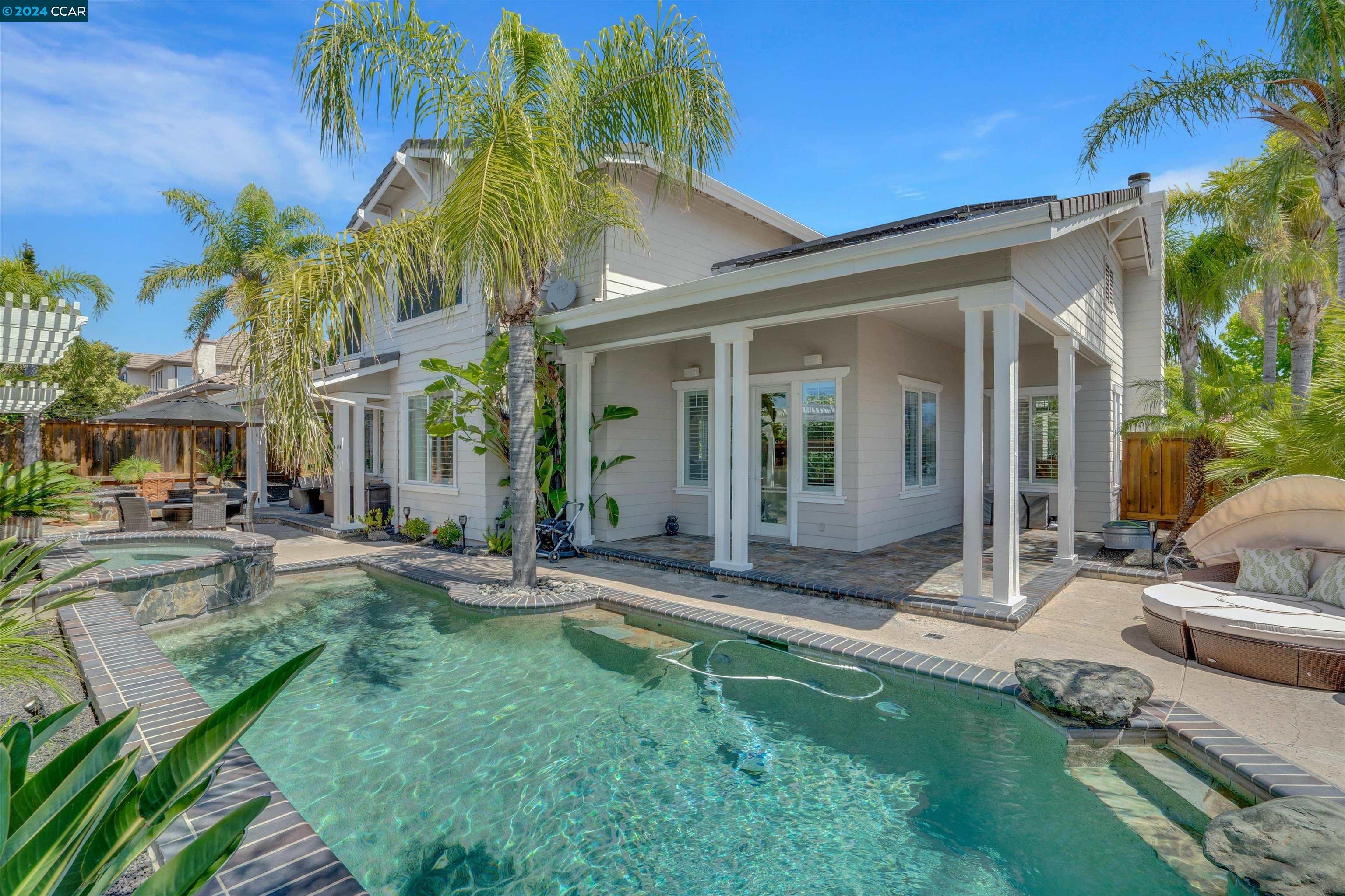 147 E Country Club Dr
