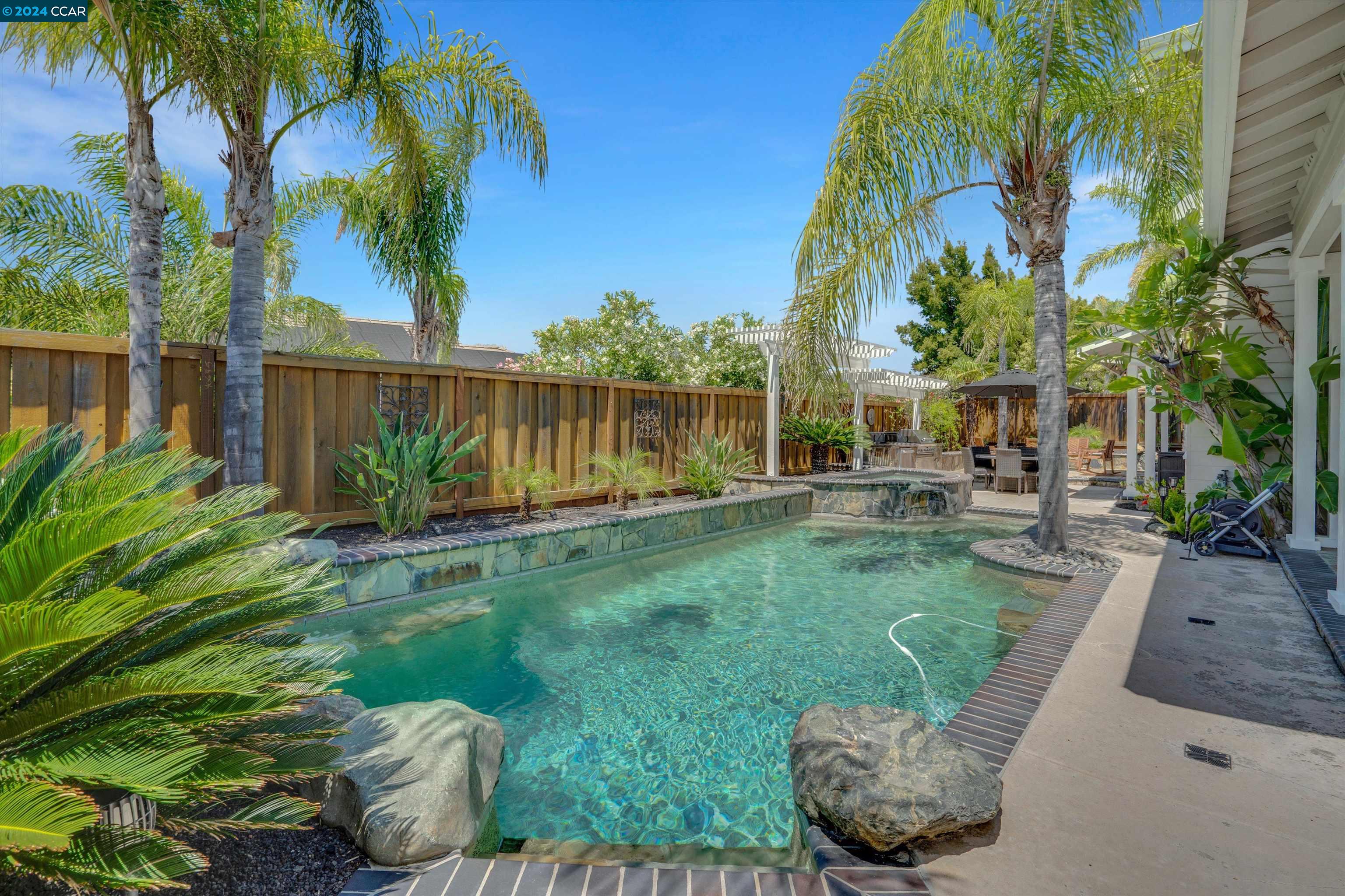 147 E Country Club Dr