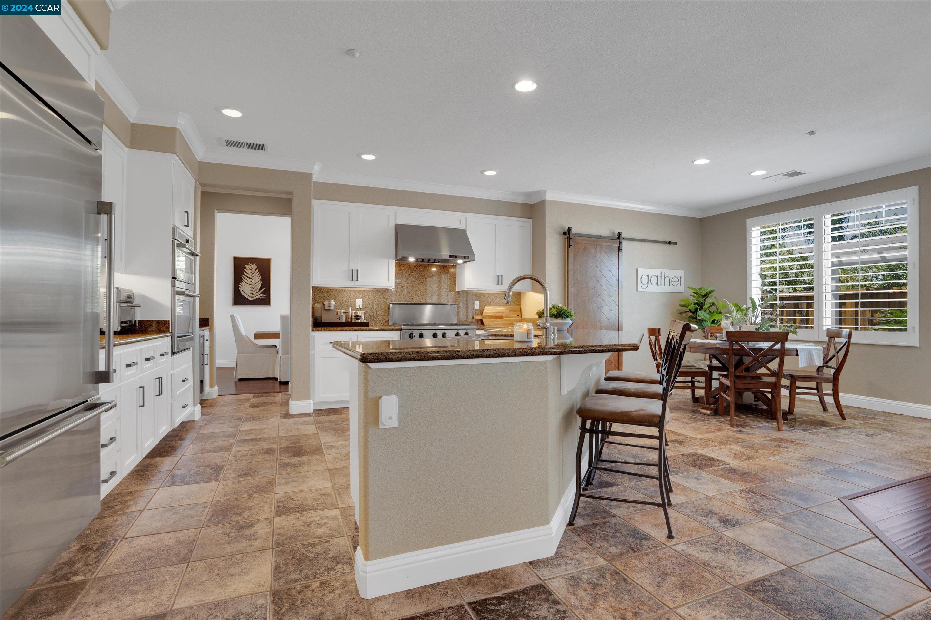 147 E Country Club Dr