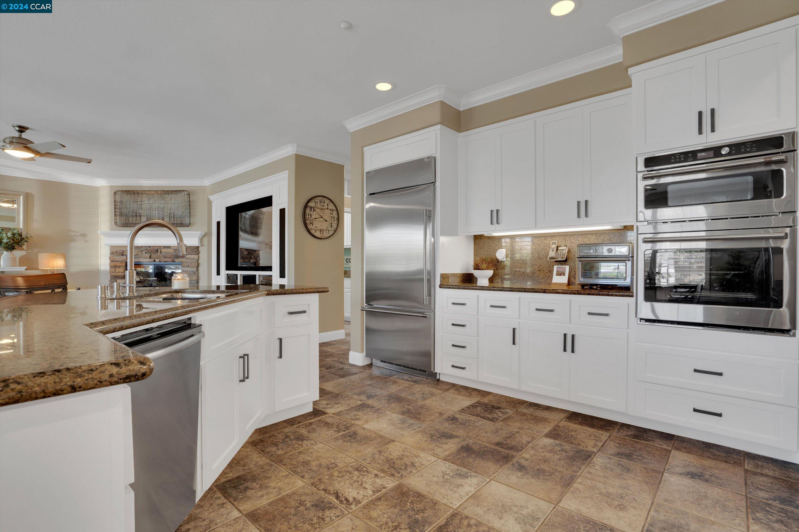 147 E Country Club Dr