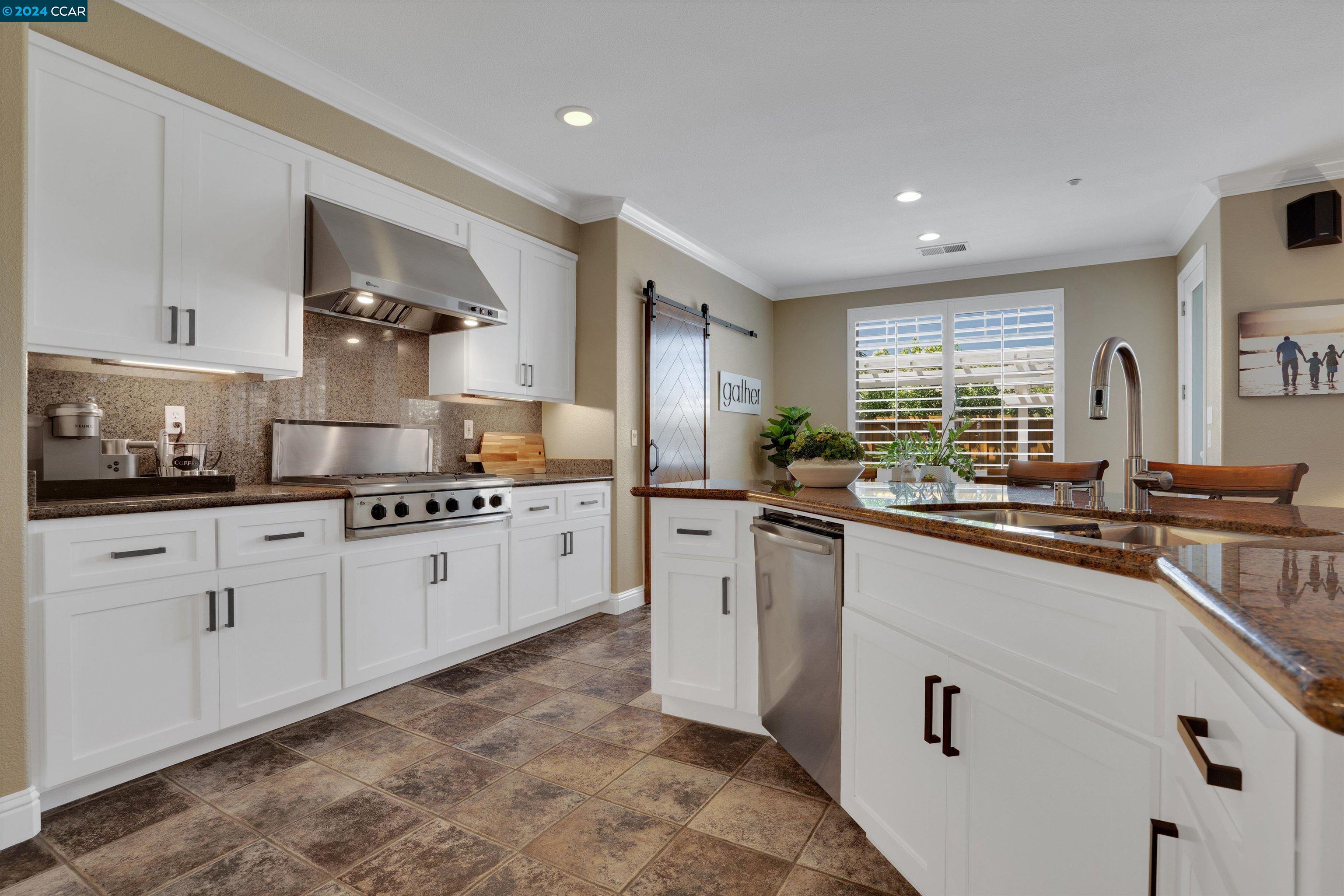 147 E Country Club Dr