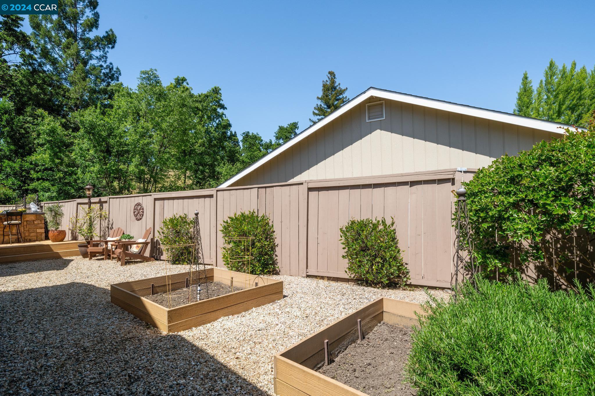 661 Adobe Dr