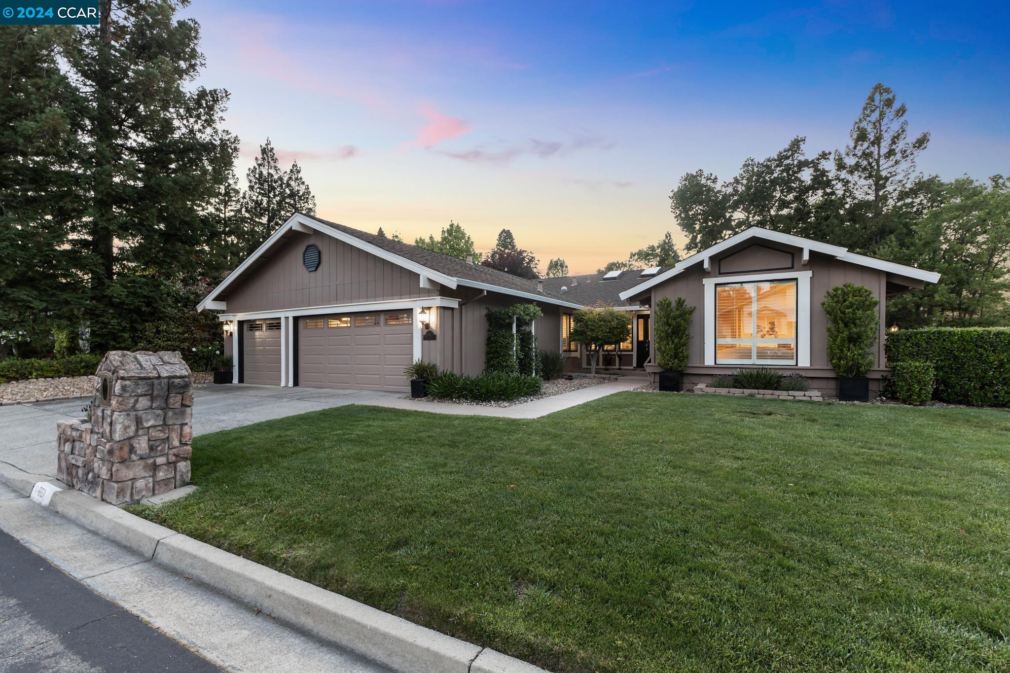 661 Adobe Dr