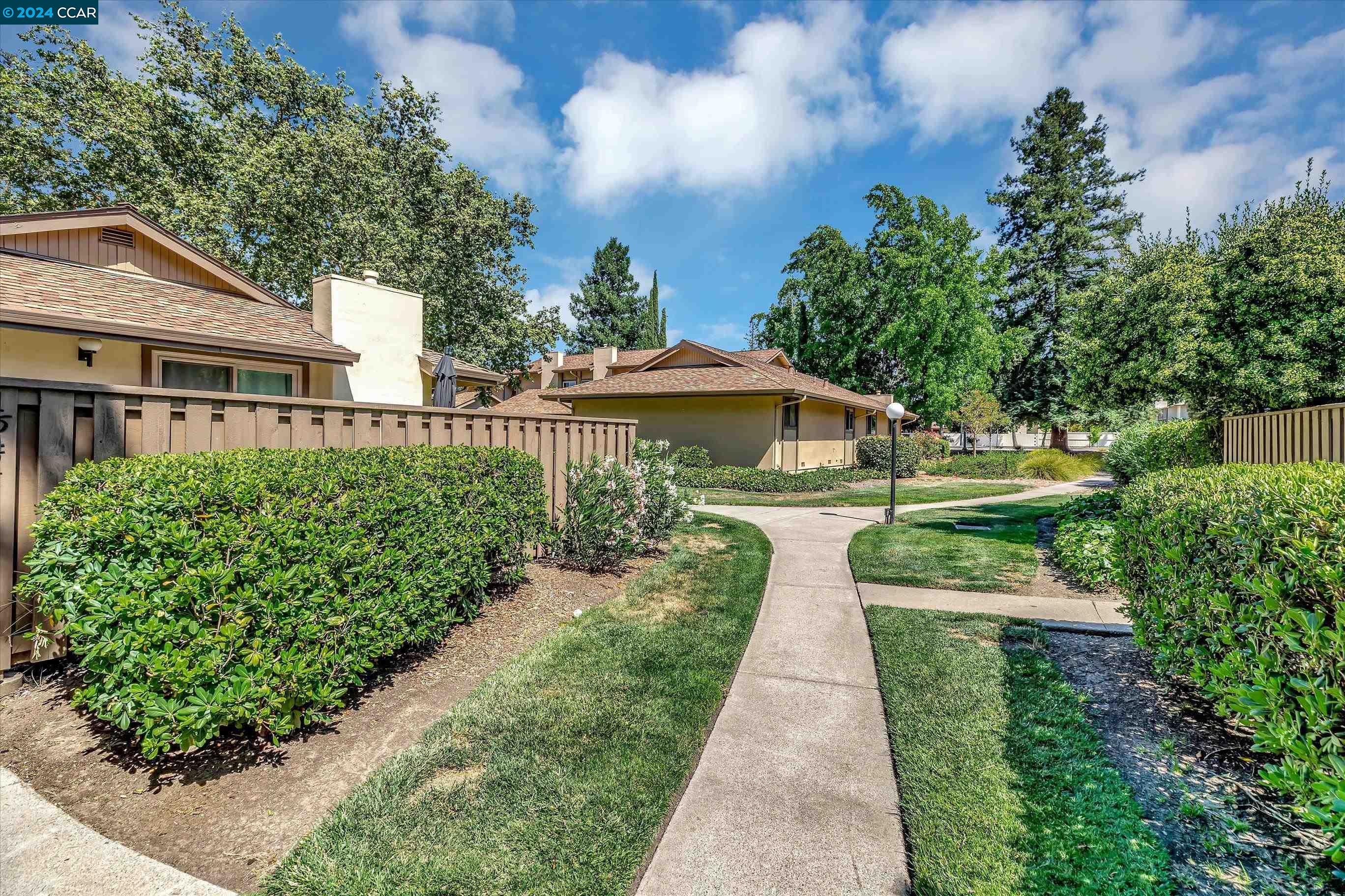 1677 Countrywood Ct