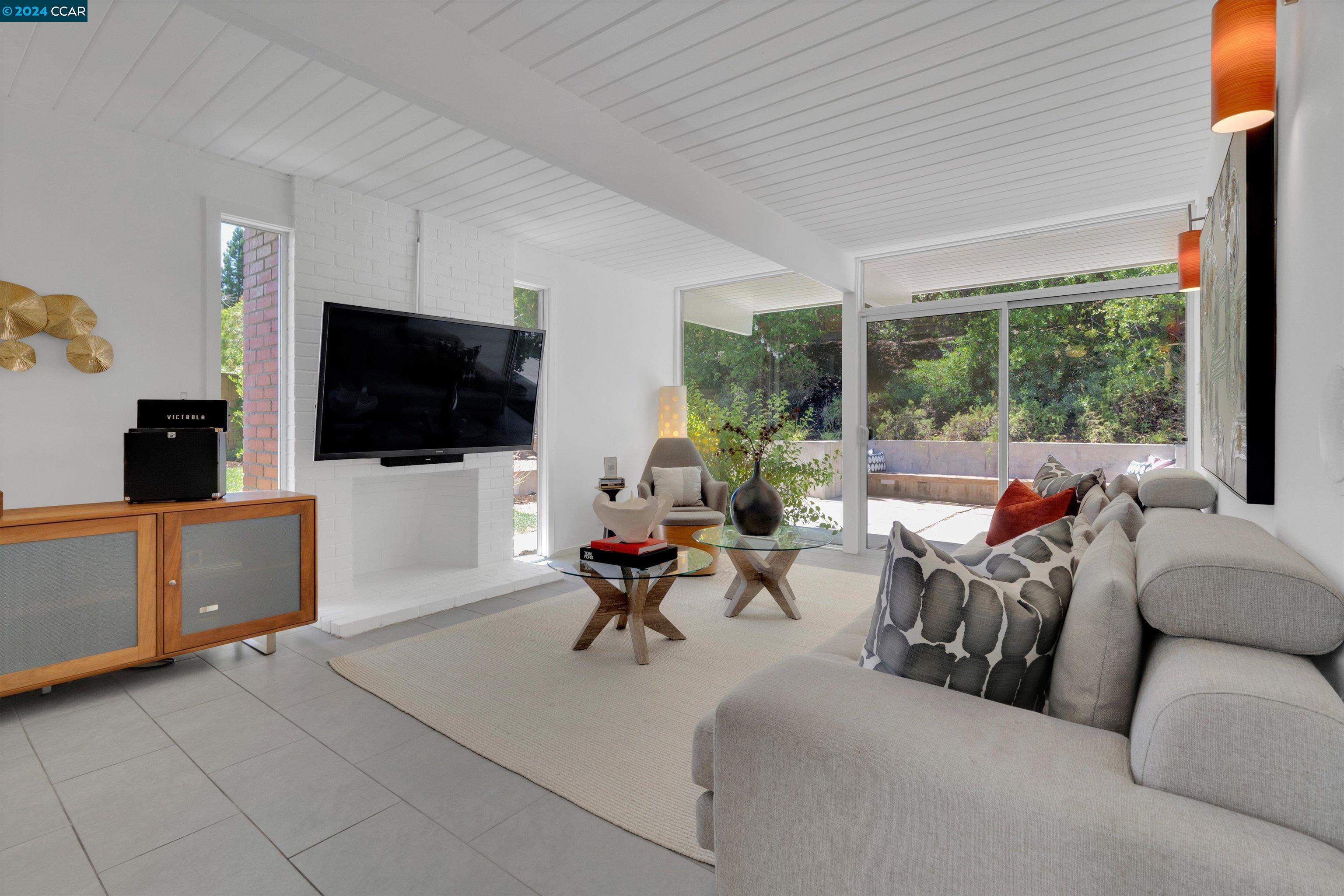 2715 San Carlos Dr