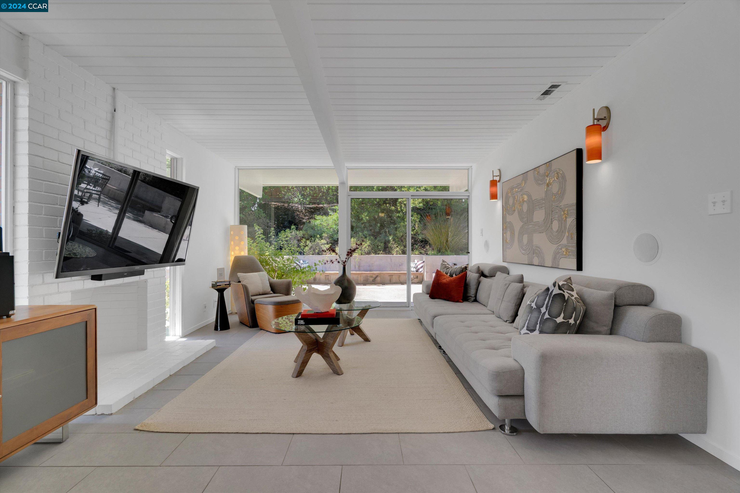 2715 San Carlos Dr