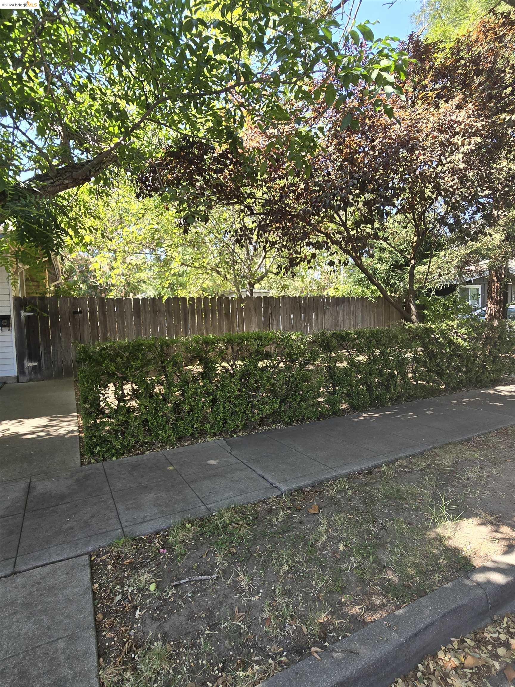 415 E Hawthorne Ave