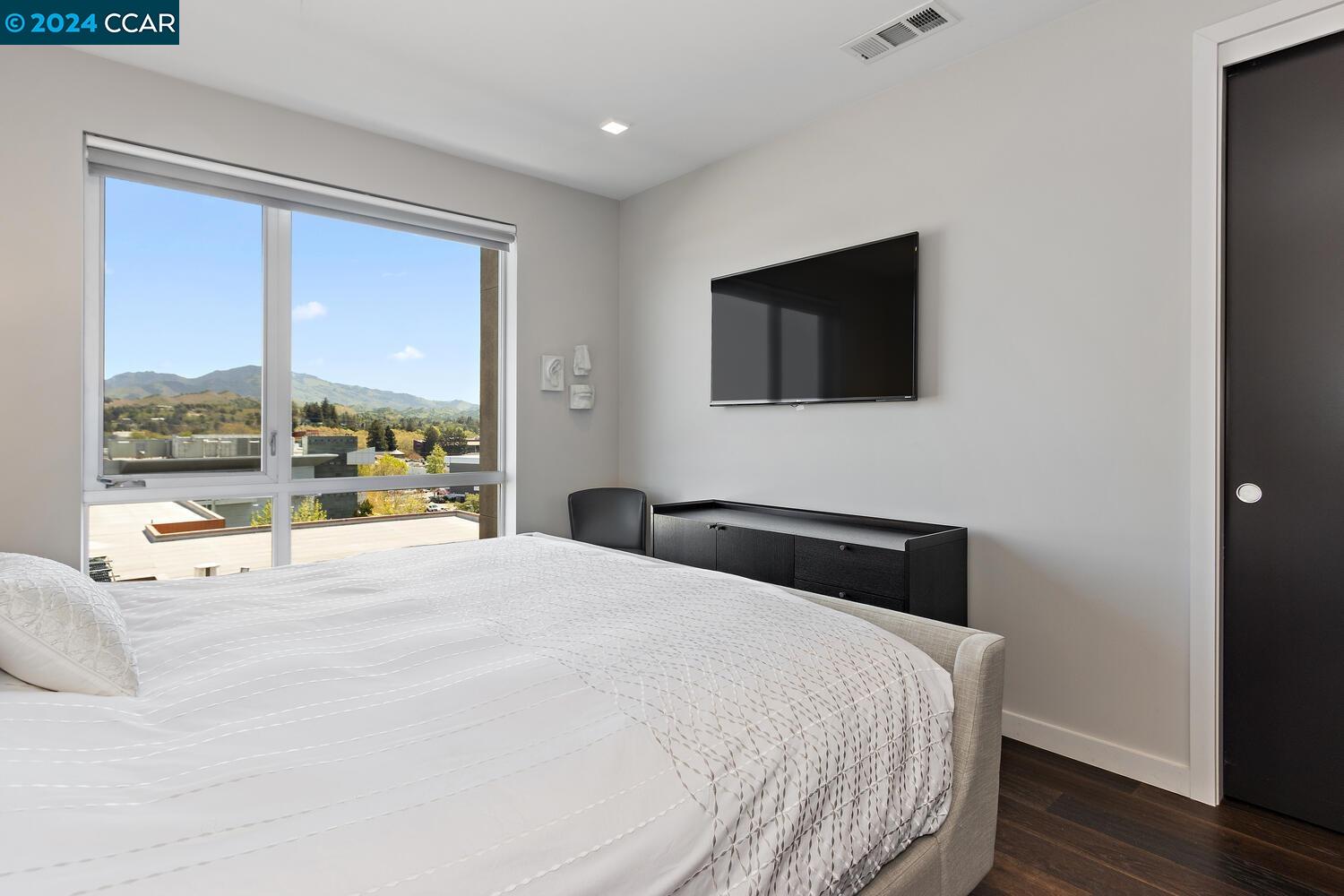 1727 Lacassie Ave # 5D