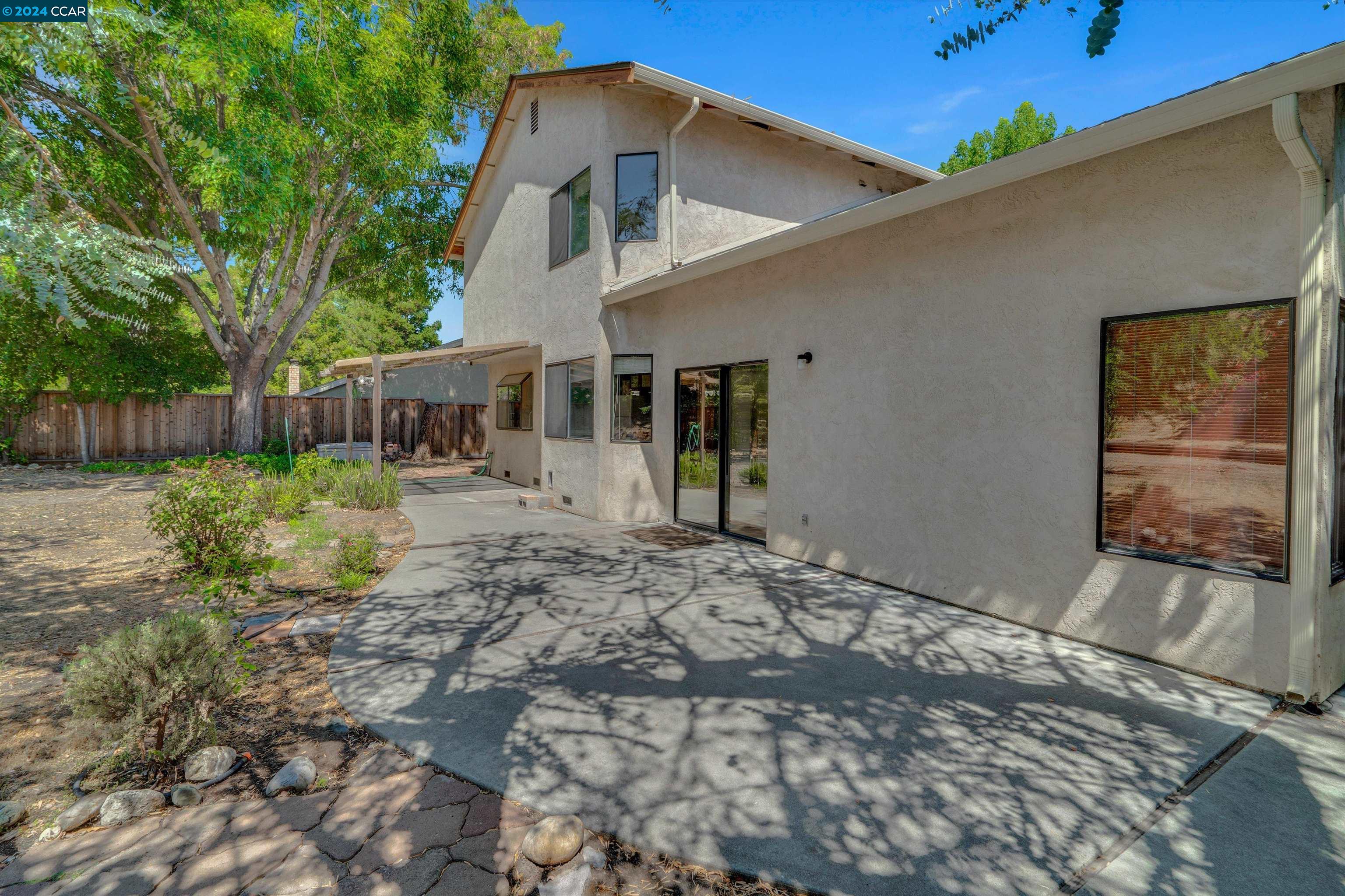 3020 Larkspur Dr