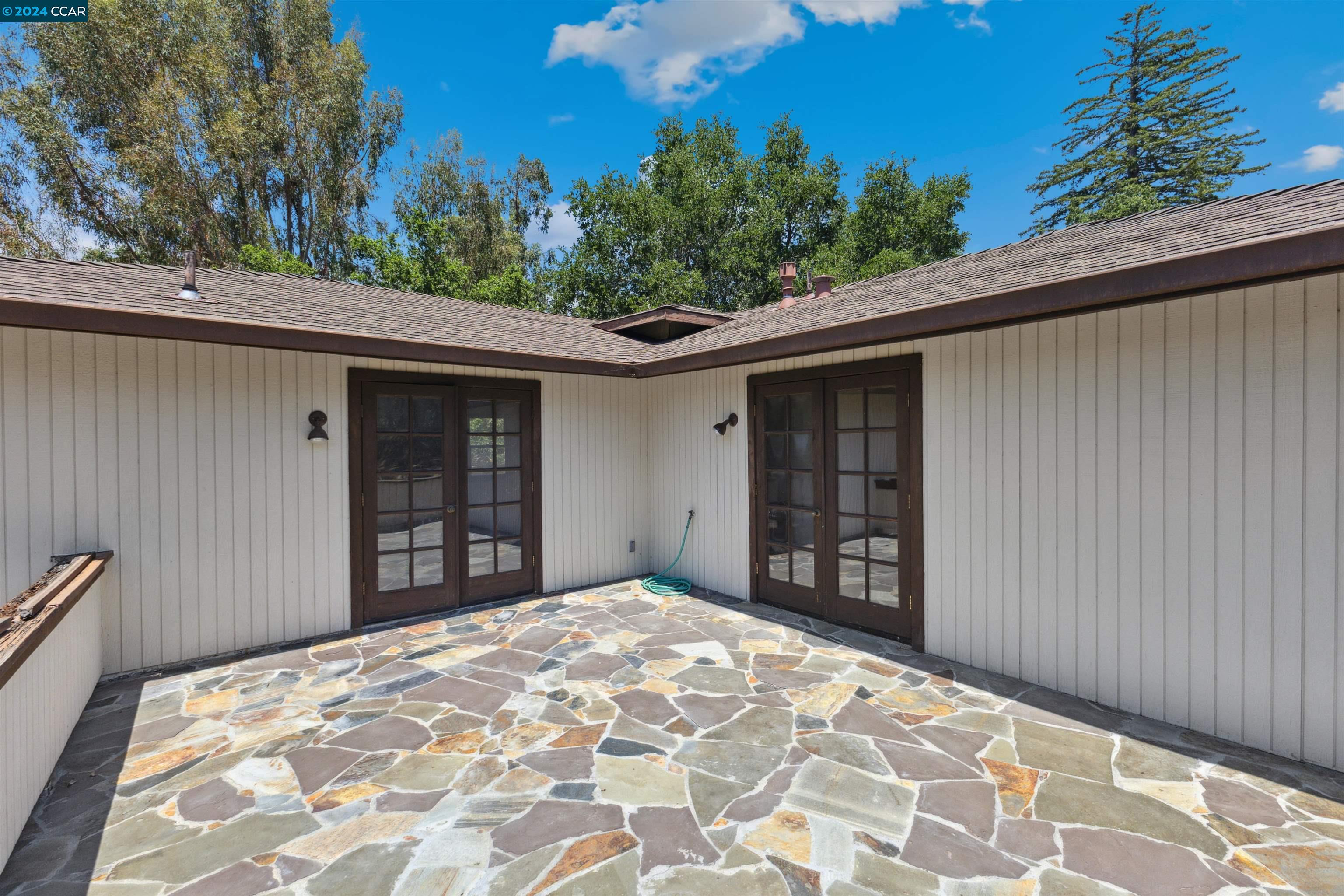 1241 Laverock Ln
