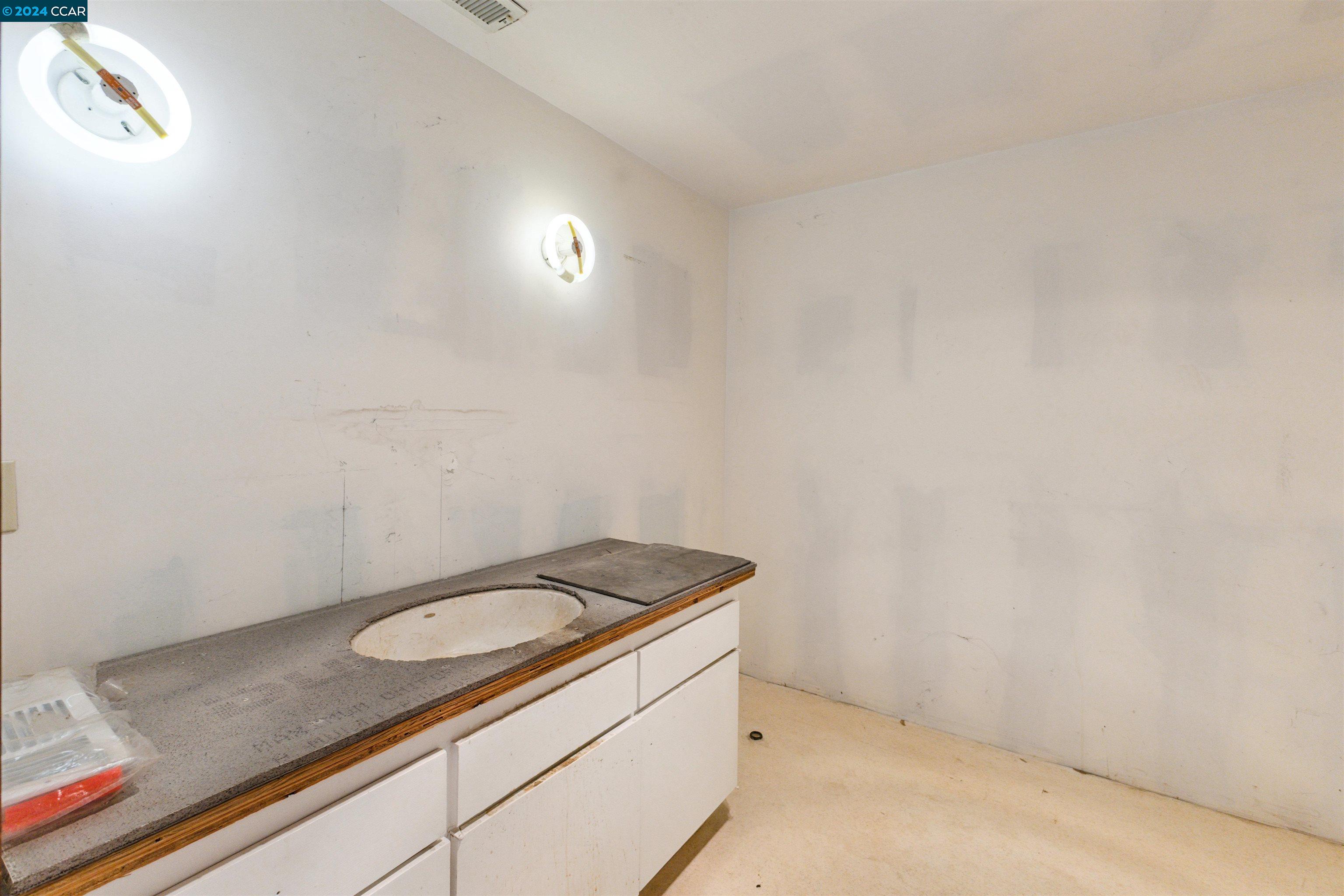 1241 Laverock Ln