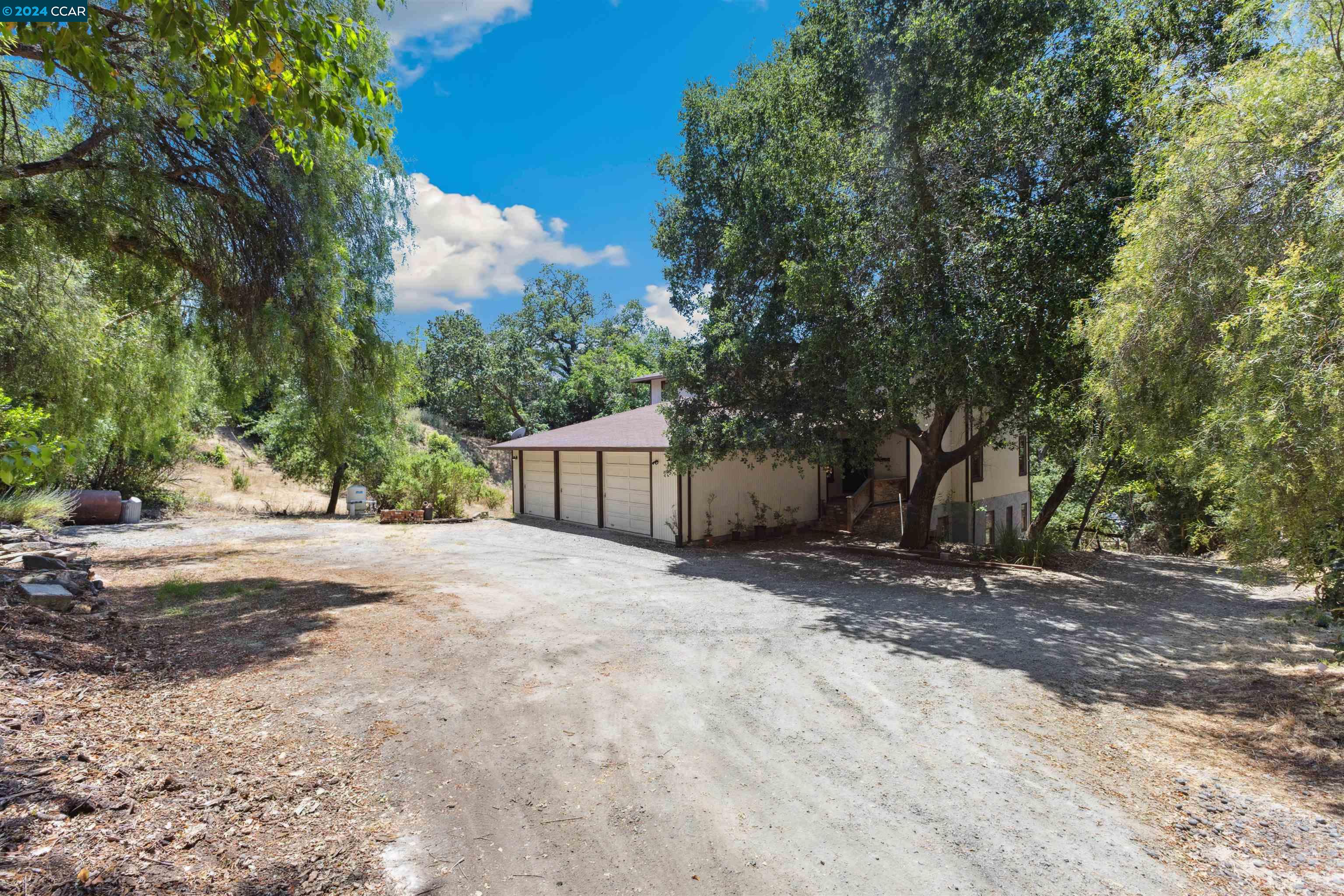 1241 Laverock Ln