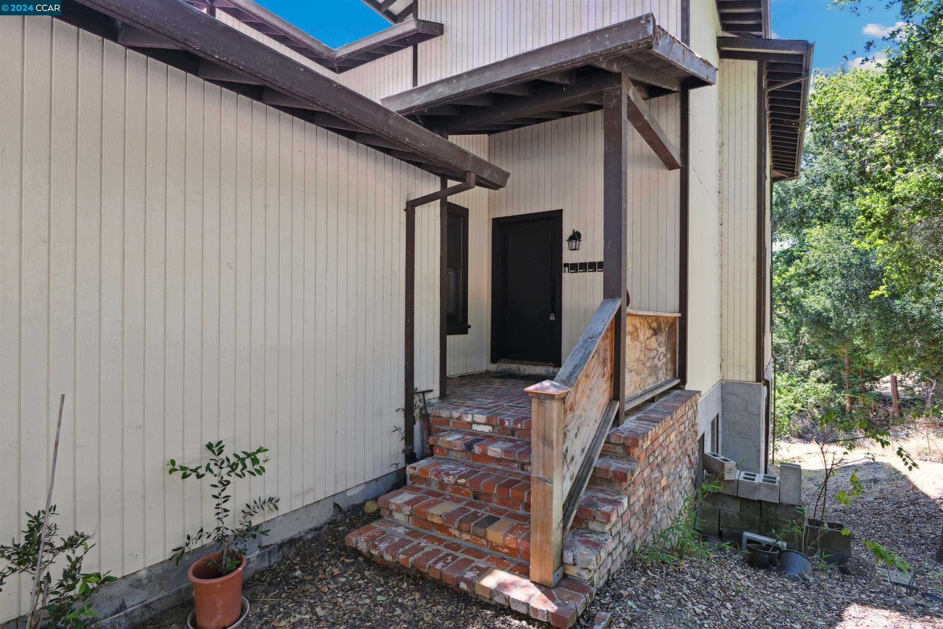 1241 Laverock Ln